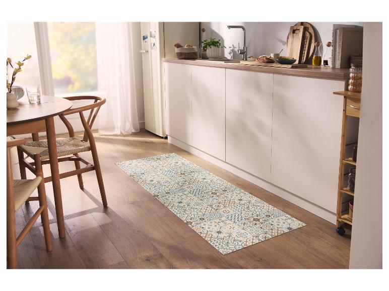Tapis de cuisine à motifs géométriques dans une cuisine moderne avec table en bois.