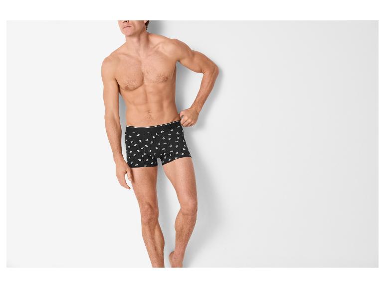 Homme en boxer noir à motif blanc