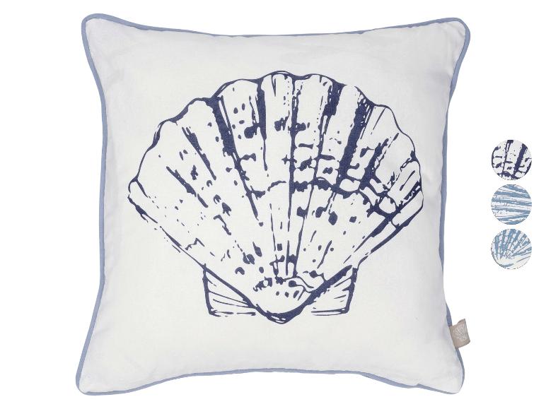 Coussin décoratif blanc avec liseré bleu et grand imprimé coquillage bleu