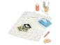 Un ensemble de soins pour bébé avec couverture, lotion, brosse à dents, thermomètre et cartes en bois.