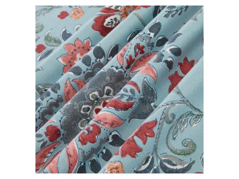 Tissu à imprimé floral en rouge, rose et gris sur fond bleu.