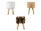 Trois poufs en fourrure avec des pieds en bois.