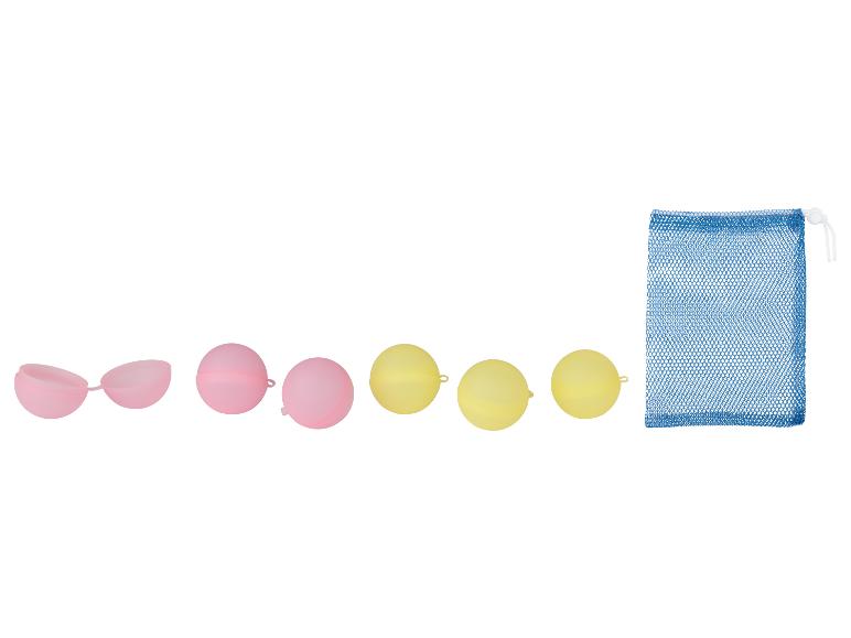 Ballons d'eau réutilisables roses et jaunes avec un sac en filet bleu.