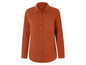 Une chemise orange à boutons et à manches longues.