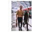 Un homme et une femme avec des sacs et des tasses de café dans une gare.
