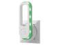 Veilleuse blanche avec éclairage LED vert, branchée sur une prise.