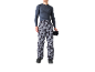 Homme en t-shirt thermique gris foncé et pantalon camouflage gris, tenant des gants noirs.