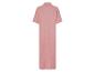 Robe longue rose pâle à manches courtes.