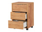 Une commode en bois à trois tiroirs sur roulettes.