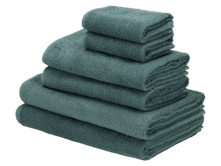 Une pile de serviettes de bain vert sarcelle.