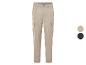 Pantalon cargo beige avec des poches.