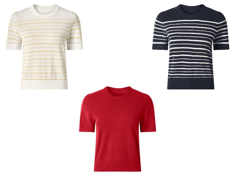 Trois hauts en maille à manches courtes : un blanc à rayures jaunes, un bleu marine à rayures blanches et un rouge uni.