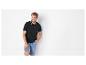 Polo noir et short en jean : vêtements homme décontractés.