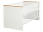 Lit bébé blanc avec des accents en bois.