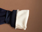 Une veste polaire bleue avec une doublure blanche.