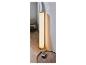 Lampe sur pied avec télécommande pour changer la couleur de la lumière.