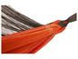 Un hamac orange avec une moustiquaire noire.