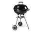 Un barbecue noir sur roulettes.