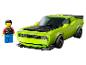 Figurine et voiture de course verte en briques de construction