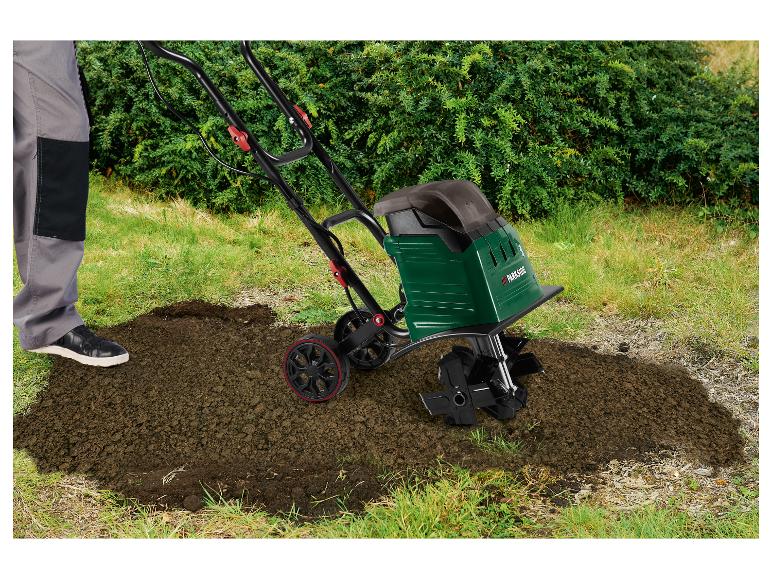 Personne avec un motoculteur Parkside travaillant la terre dans le jardin.