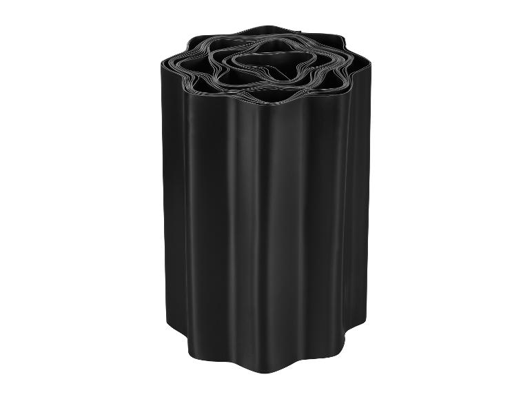 Un rouleau de bordure ondulée noire pour les plantes de jardin.