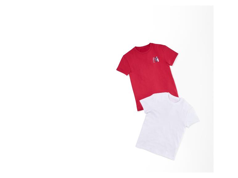 Deux t-shirts : un rouge à motif de surf et un blanc.