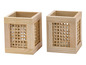 Deux bougeoirs en bois avec un insert en verre tressé.