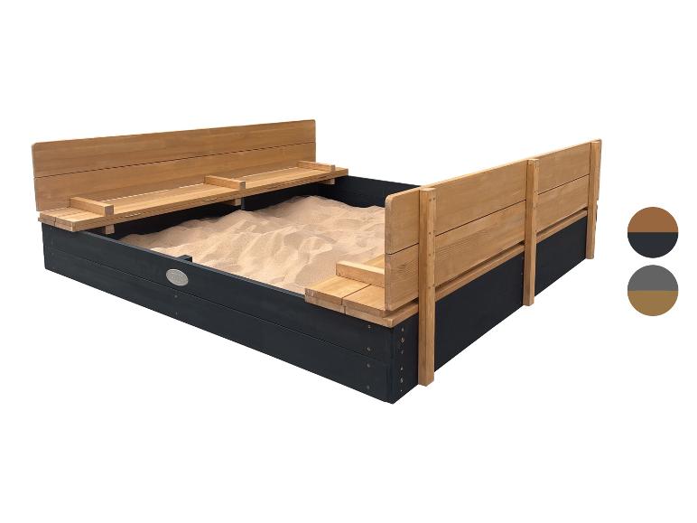 Bac à sable en bois avec bancs pliables, sable et détails en noir et bois naturel.