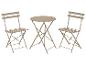 Ensemble de bistrot avec deux chaises pliantes beiges et une table pliante ronde.