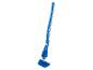Aspirateur de piscine bleu : nettoyage efficace et facile.