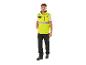 Homme en gilet réfléchissant jaune et pantalon de travail noir.