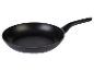 Une poêle noire antiadhésive avec une poignée ergonomique.