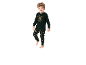 Jeune garçon en pyjama de Noël vert foncé avec des motifs de bonhommes de pain d'épices.