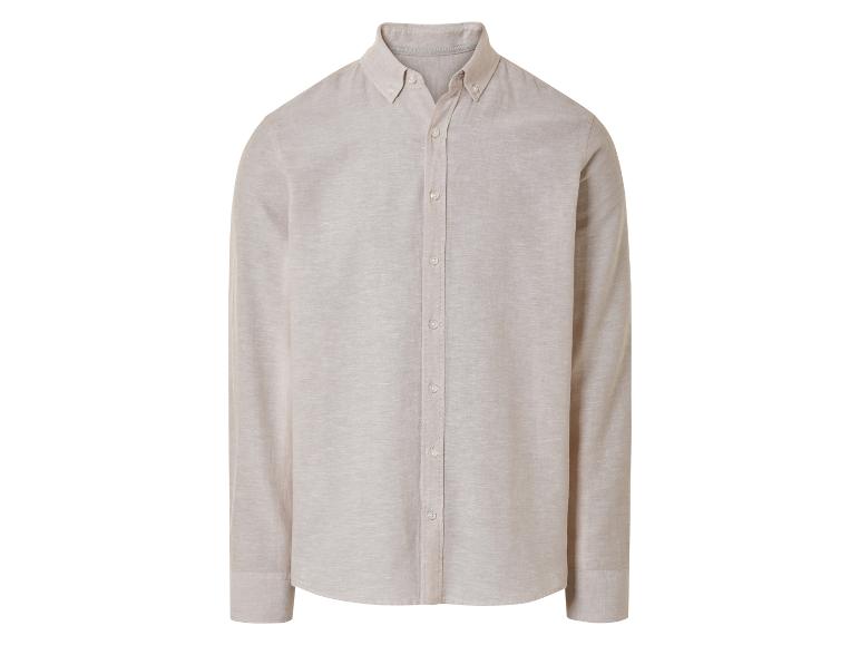 Chemise beige à manches longues.