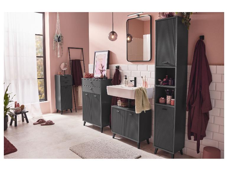 Salle de bain moderne avec des meubles gris foncé à rayures verticales.