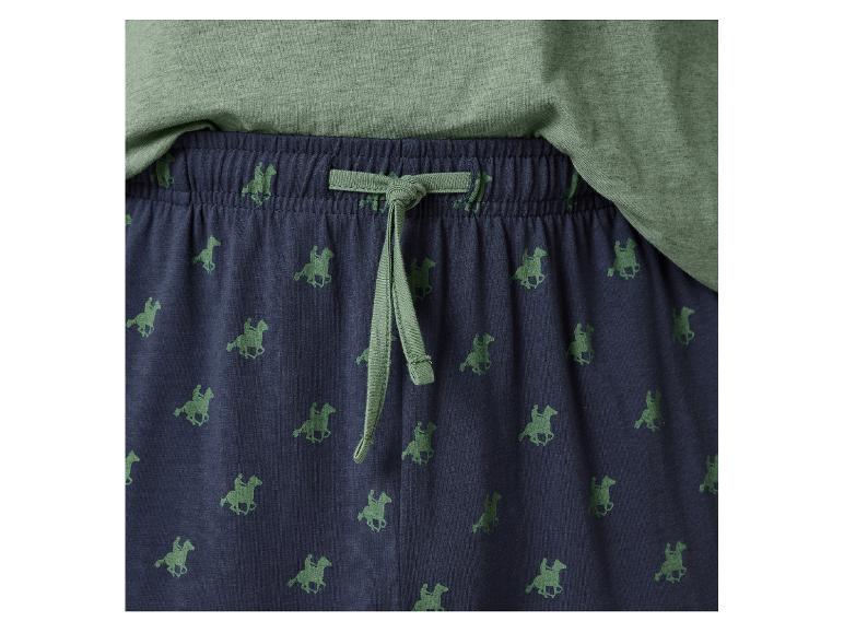 Pantalon de pyjama bleu avec un motif de cavaliers verts sur des chevaux.