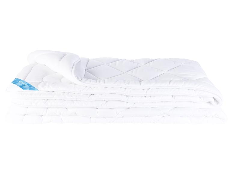 Une couette blanche pliée avec une étiquette bleue Stargel.