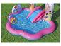 Piscine gonflable pour enfants avec thème princesse, toboggan et jeux sur l'herbe.