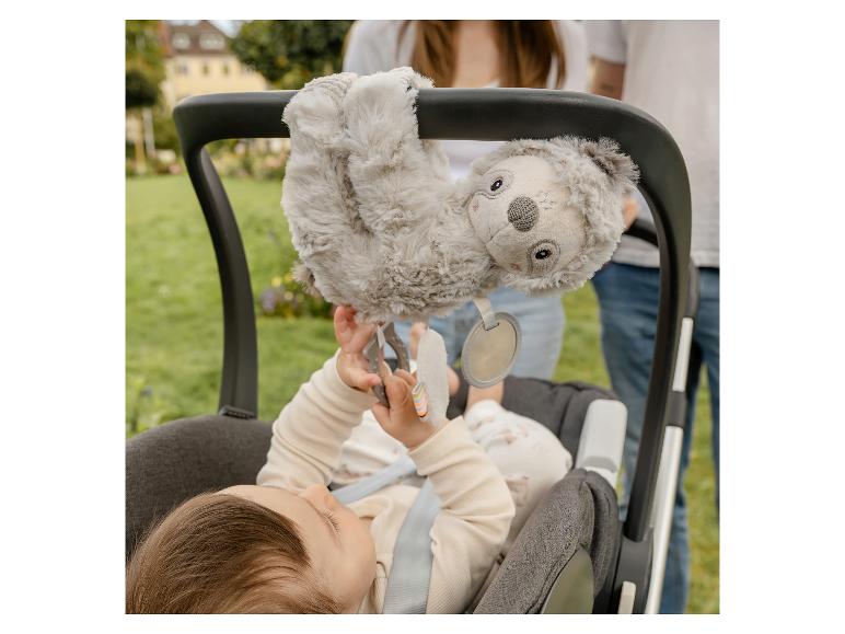 Bébé dans son siège-auto jouant avec le jouet pour poussette Activity-Faultier de FEHN.