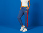 Pantalon bleu avec une bande rouge et le logo Lidl, baskets blanches