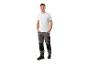 Homme en t-shirt blanc et pantalon de travail gris.