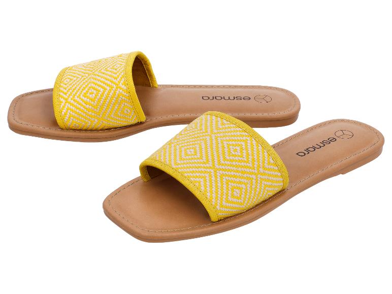Sandales jaunes à motif géométrique blanc et semelle marron clair.