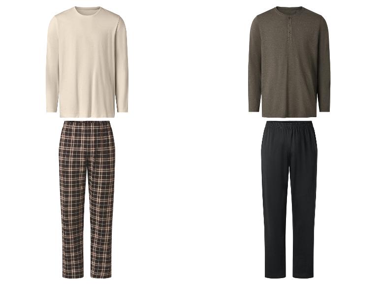 Deux pyjamas: beige à carreaux et vert foncé-noir.