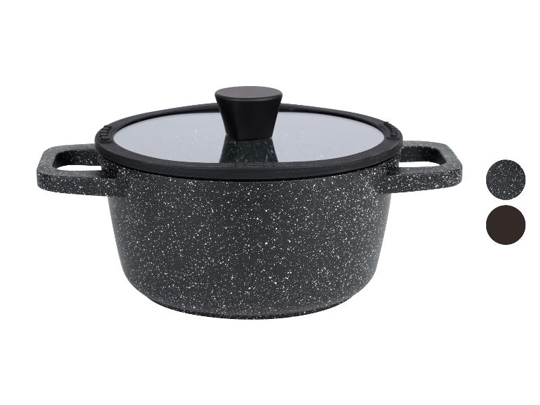 Une casserole noire avec un couvercle en verre et une finition marbrée.