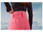 Pantalon de ski pour femme avec un pull noir en dessous.