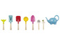 Un arrosoir bleu en forme d'éléphant, une pelle rose, une pelle jaune, une pelle bleue, une pelle rouge et un râteau vert.