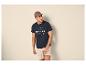 Homme en t-shirt bleu marine avec imprimé 'Beach Club' et short rayé