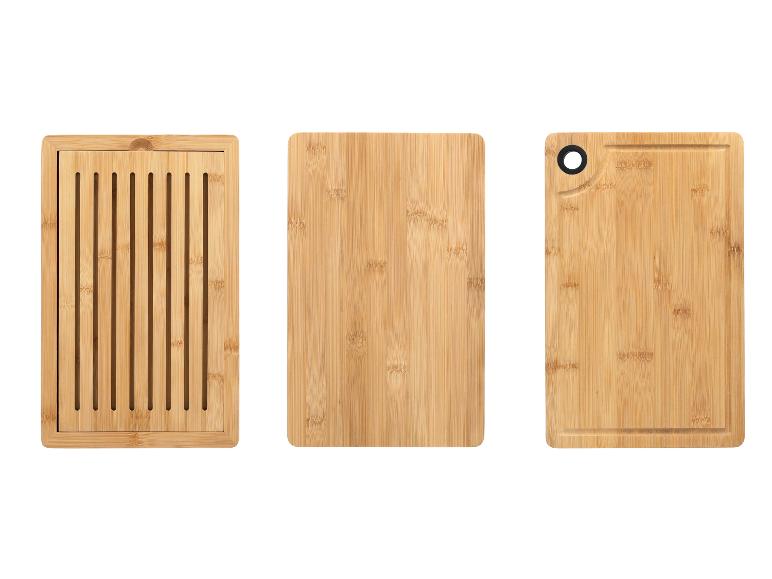 Trois planches à découper en bambou : une avec grille, deux lisses, une avec trou.