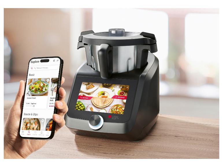 Smartphone avec application de recettes à côté d'un robot de cuisine intelligent.