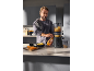 Homme versant du jus frais d'un extracteur de jus dans une cuisine moderne.